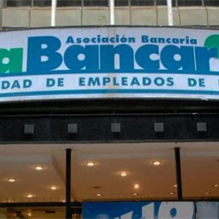 Bancarios acordaron un aumento del 2,9% y el salario inicial supera los $2,1 millones