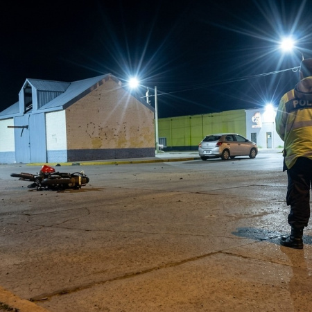 Choque entre un automóvil y una motocicleta: un joven fue trasladado al hospital