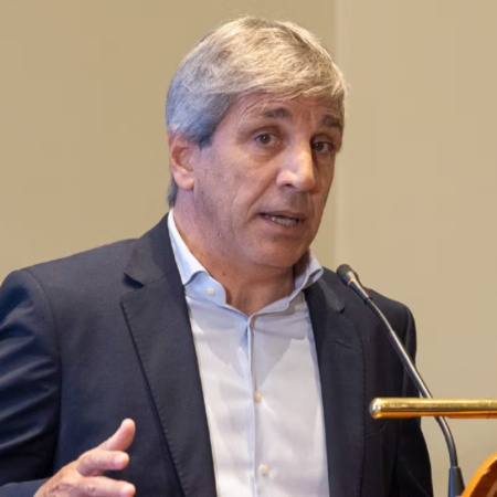 Caputo anticipa inflación en alza y menor actividad, pero descarta estanflación