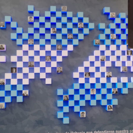 Fuerte cruce en radio por la foto de un represor junto a Veteranos de Guerra