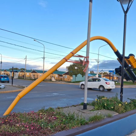 Fuertes ráfagas de viento derribaron un semáforo en San Martín y Don Bosco