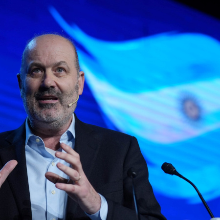 Para Sturzenegger, un británico debería poder «comprar tierras» en Tierra del Fuego