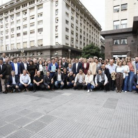 Intendentes de todo el país marcharon al Ministerio de Economía con un duro reclamo para el Gobierno