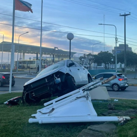Violento siniestro vial en Río Grande: un auto terminó sobre el boulevard en Belgrano y Elcano