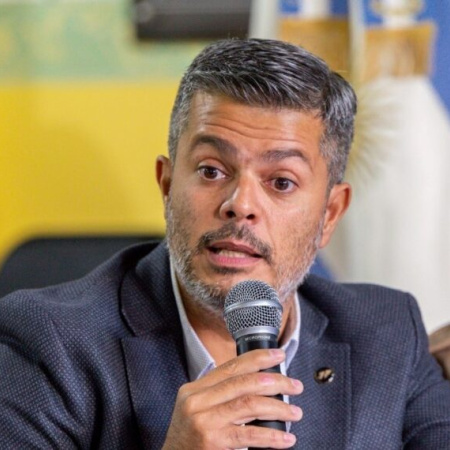 “Argentina tiene que tener su propia política en torno a Malvinas”