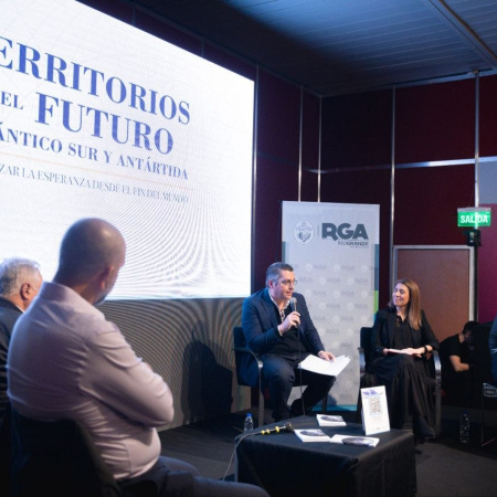 Feria del Libro: Perez instó a construir desde el sur una mirada nacional sobre los territorios estratégicos del futuro