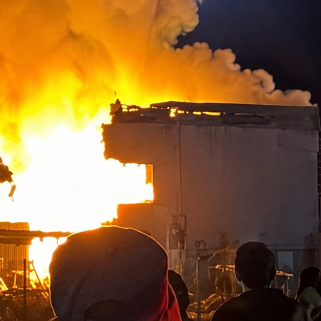 Tragedia en Santa Cruz: dos personas murieron tras una explosión e incendio en una vivienda y buscan más víctimas entre los escombros