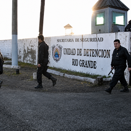 Brutal golpiza a tres detenidos dentro de la Unidad de Detención 1