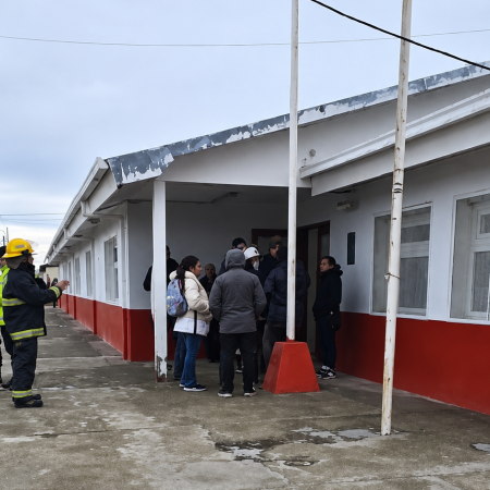 Evacuaron la Escuela N°35 de Río Grande por humo en el sistema de calefacción