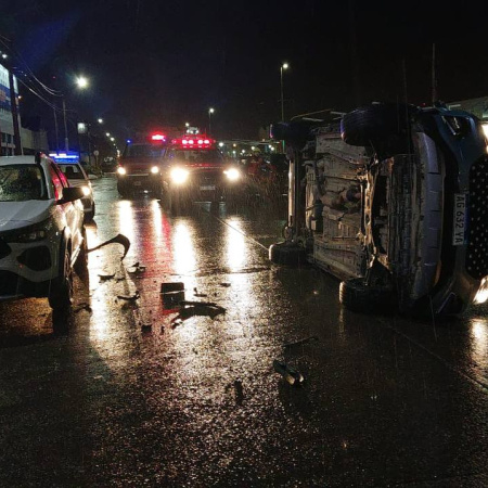 Vuelco en Río Grande tras impactar contra un vehículo estacionado