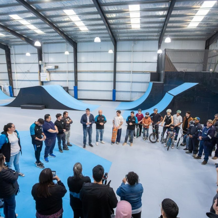 Junto a Deportistas y Familias, Perez recorrió el renovado parque municipal de Deportes Urbanos