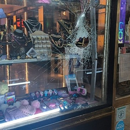 Allanan y esclarecen robo a una rockería con un sospechoso que llevaba puesto todo lo sustraído