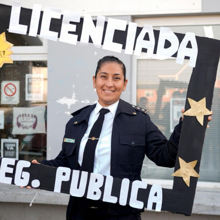 Con una propuesta innovadora contra la vinolencia de genero, mujer policía de Tierra del Fuego es la primera en graduarse como licenciada en seguridad publica