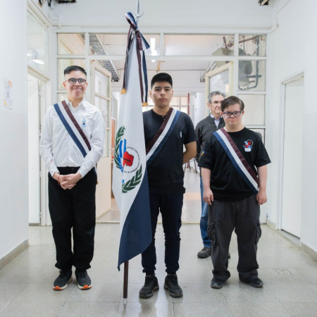 El colegio provincial “Alicia Moreau de Justo” presentó su bandera institucional