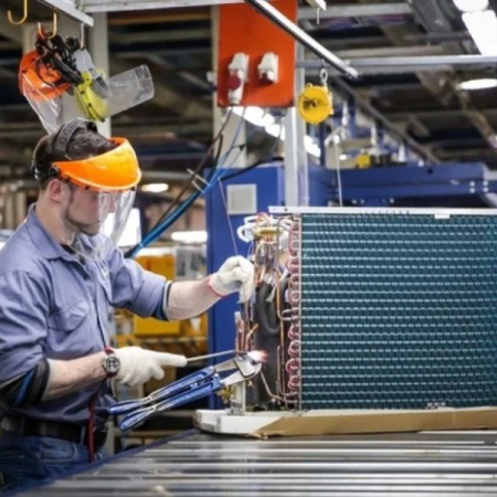 La industria volvió a caer en mayo y casi el 40% de los sectores continúa en retroceso