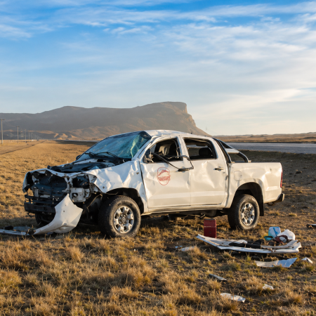 Camioneta de empresa petrolera volcó sobre la Ruta Nacional N° 3 por la presencia de hielo negro