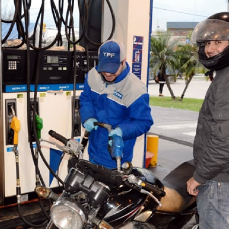 Sin casco no habrá combustible: Ushuaia aprobó una ordenanza para reforzar la seguridad vial