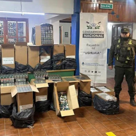 Incautan más de 11 mil atados de cigarrillos ocultos en una camioneta abandonada cerca del Hito XIII