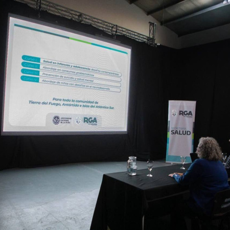 Con amplia convocatoria regional, inició el curso universitario sobre consumos problemáticos