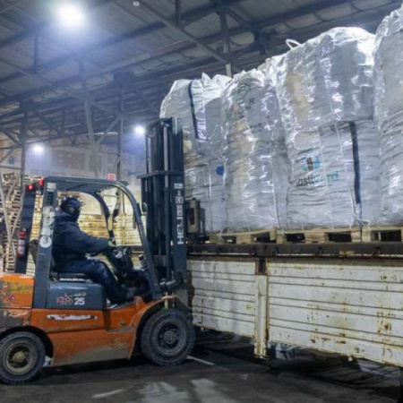 En Río Grande, el Municipio concretó la primera carga de 24 mil kilos de neumáticos fuera de uso triturados