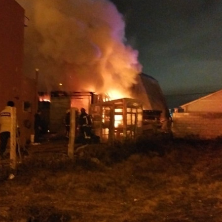 Voraz incendio consumió una casa deshabitada en la Margen Sur
