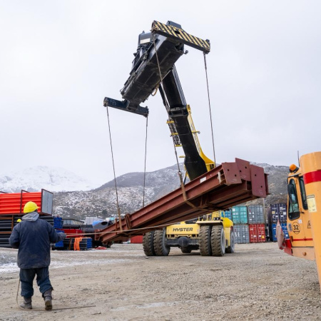Ya fueron descargadas más de 4.500 toneladas de equipamiento para la nueva usina de Ushuaia