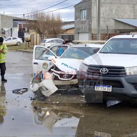 Violento choque entre un patrullero y una camioneta dejó a dos policías heridos