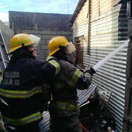 Principio de incendio en una vivienda: una salamandra provocó el foco ígneo