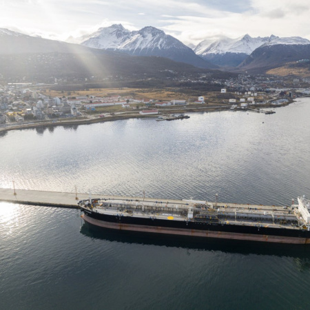 LA PROVINCIA FISCALIZA LA OPERACIÓN DE CARGA DE CRUDO A TRAVES DE LA TERMINAL MARITIMA RIO CULLEN Y CERTIFICA EL ORIGEN DE LA MERCADERIA