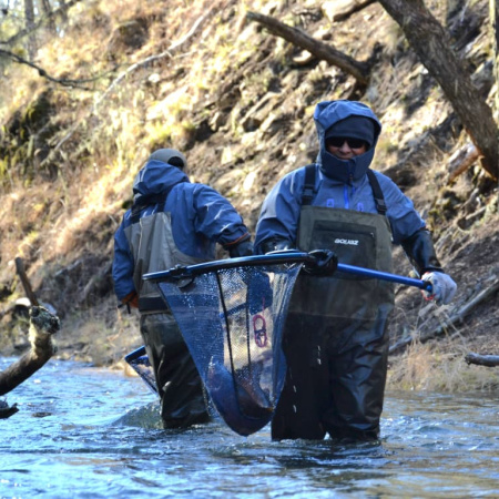 Tierra del Fuego trabaja en el repoblamiento de ríos y lagos para la temporada de pesca deportiva