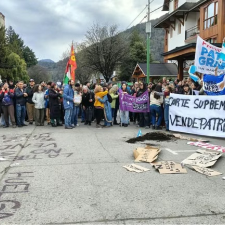 Escrache en San Martín de los Andes a los Jueces de la Corte Suprema: hubo un fuerte operativo
