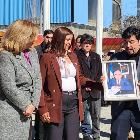 GISELA DOS SANTOS ENTREGÓ UN RETRATO DE NÉSTOR NOGAR E IMPULSA LA CREACIÓN DE UN ESPACIO DE MEMORIA INSTITUCIONAL EN TOLHUIN