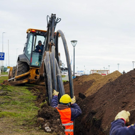 EL MUNICIPIO TRABAJA EN LA EXTENSIÓN DE LAS REDES DE AGUA Y GAS DEL EDIFICIO DE LA DIGNIDAD