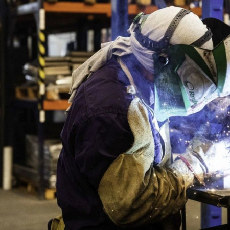 La economía cayó 1,7% en agosto y la industria y el comercio siguen en retroceso